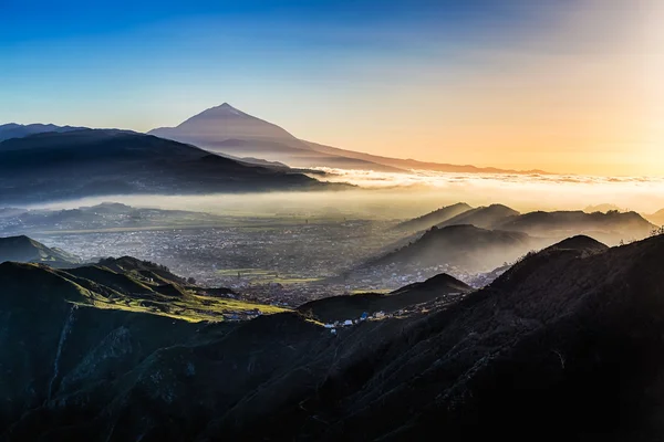 日落在晚上在山 — 图库照片