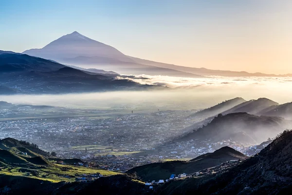 Puesta de sol en montaña y volcán del Teide — Foto de Stock