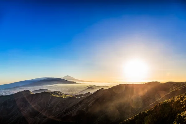 Sole sulle montagne sul cielo blu — Foto Stock