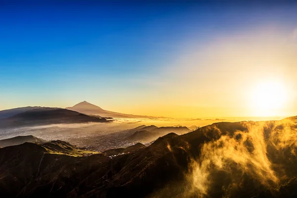 Bulutlar üzerinde dağ güneş — Stok fotoğraf