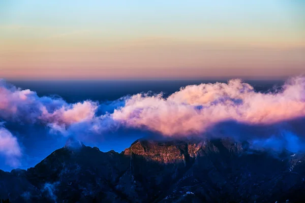 Nubes rosadas sobre horizonte de montaña y cielo — Foto de Stock