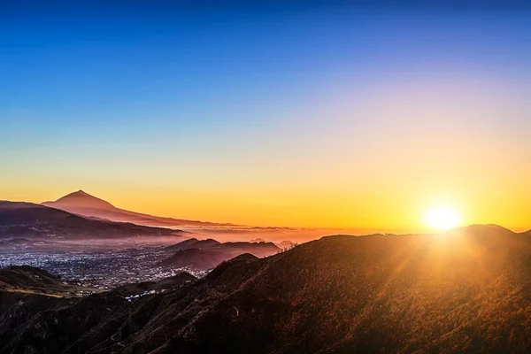 Luce del sole sulle montagne e il vulcano Teide — Foto Stock