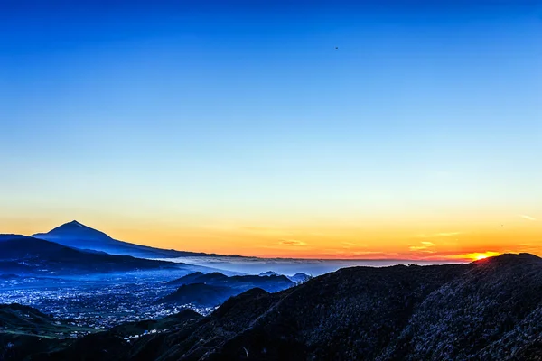Tramonto in montagna e vulcano Teide — Foto Stock
