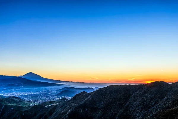 Ηλιοβασίλεμα στα βουνά και το γαλάζιο του ουρανού — Φωτογραφία Αρχείου