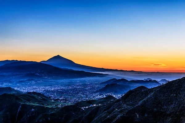 Puesta de sol en las montañas y volcán del Teide — Foto de Stock