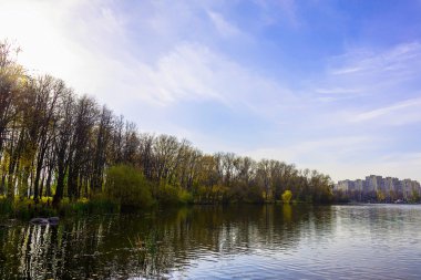 Göl ve renkli ağaçlar sonbahar zamanında, yatay