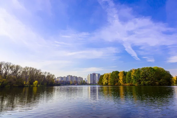 Paisaje con lago y árboles de colores en temporada de otoño — Foto de Stock