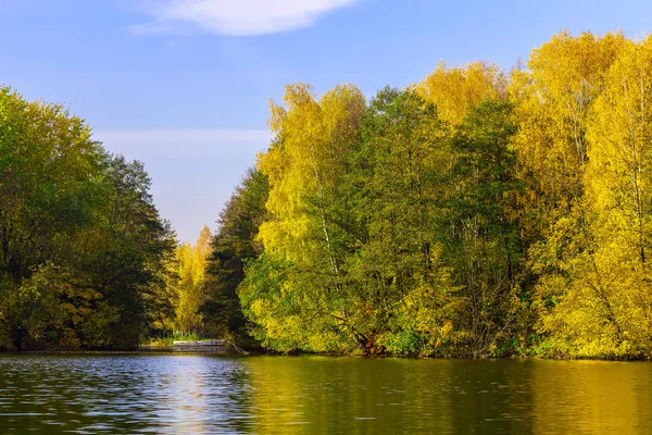 Paisaje con río y árboles de colores en otoño — Foto de Stock