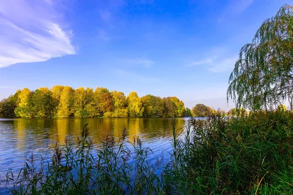 Naturaleza con lago y árboles de colores en otoño — Foto de Stock