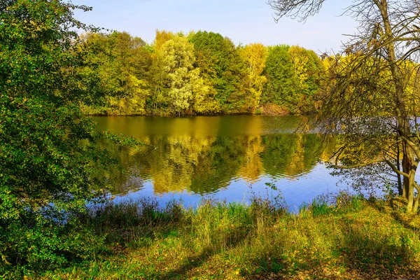 Paisaje con lago y árboles de colores en otoño — Foto de Stock
