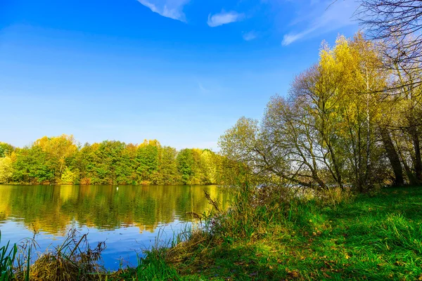 Paisaje con lago y árboles de colores en temporada de otoño — Foto de Stock