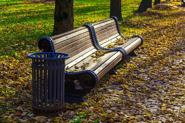 Panchina del parco autunnale — Foto Stock