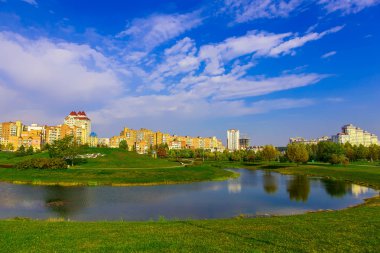 Cityscape binalar ve nehir