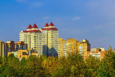 Ağaçları arasında şehir binaları