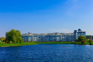 Göl boyunca Windows ile bina görünümünü