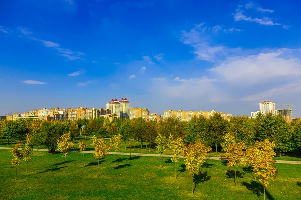 Parque de la ciudad en otoño — Foto de Stock