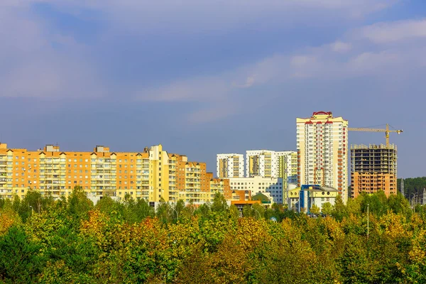 Edificios multicolores en árboles — Foto de Stock