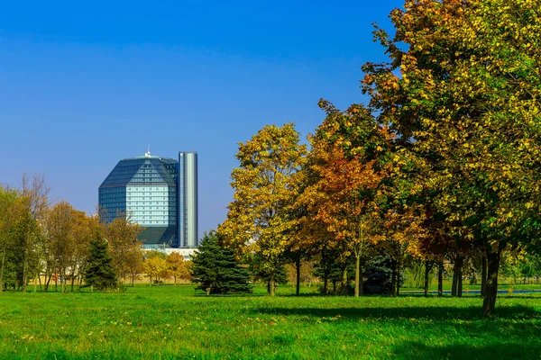 Edificio de oficinas cerca de árboles coloridos — Foto de Stock