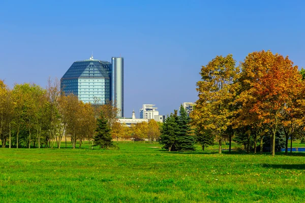 Edificios de oficinas y árboles coloridos — Foto de Stock