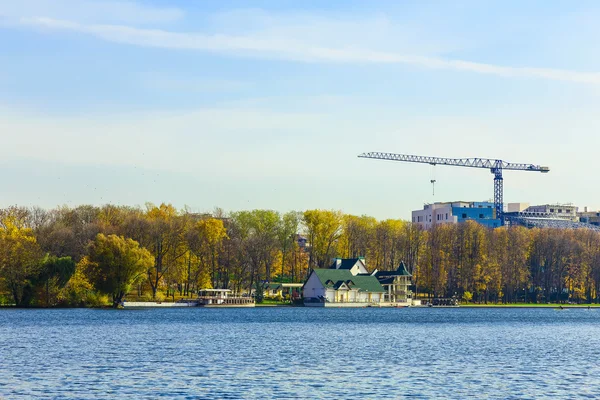 Paisaje otoñal con casa y árboles en el lago — Foto de Stock