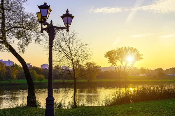 Paisaje del Parque de la Ciudad con Linternas junto al Lago — Foto de Stock