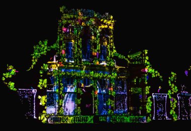 Sarayın aydınlatılmış cephe