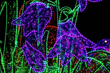 Çiçek yılbaşı lambaları tarafından aydınlatılmış aşırı hafif uçaklar