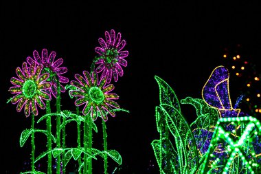 Heykel Noel renkli lambalar yanar çiçek