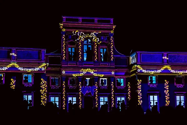 Facade of Palace with silhouettes — Stock Photo, Image