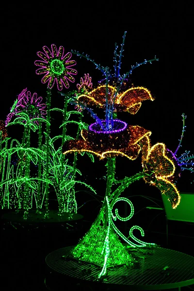 Construção de Flores Iluminadas por Lâmpadas Coloridas — Fotografia de Stock
