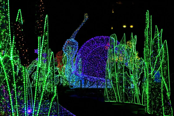 Konstruktion aus weihnachtlichem bunten Kranz — Stockfoto