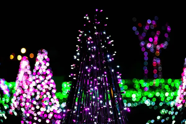 Konstruktion des Weihnachtsbaums aus Girlanden — Stockfoto