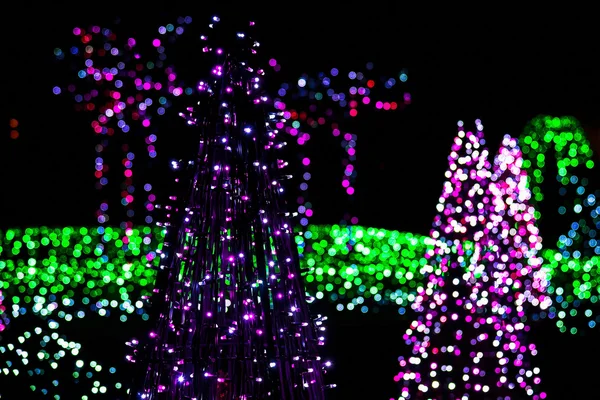 Árbol de Navidad hecho de guirnalda de iluminación de Navidad —  Fotos de Stock