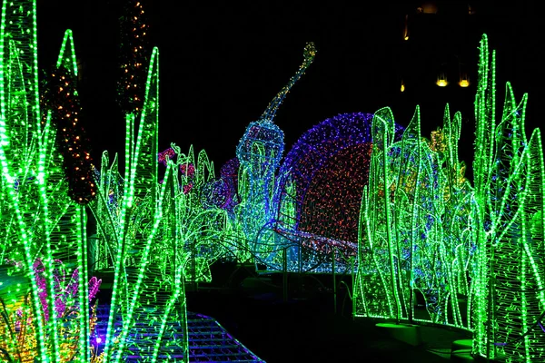 Garten der Weihnachtsbeleuchtung mit Skulpturen — Stockfoto