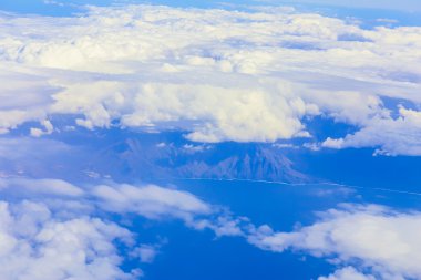 Gökyüzünde bulutlar üzerinde göster