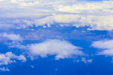 Gökyüzünde bulutlar üzerinde göster