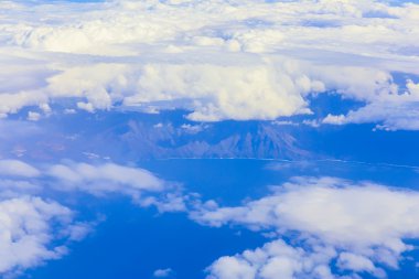 Gökyüzünde bulutlar üzerinde göster