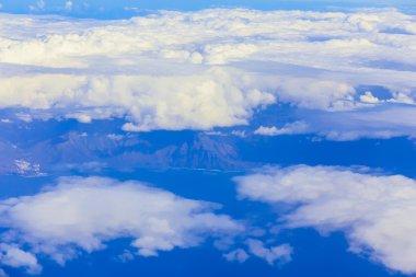 Gökyüzünde bulutlar üzerinde göster