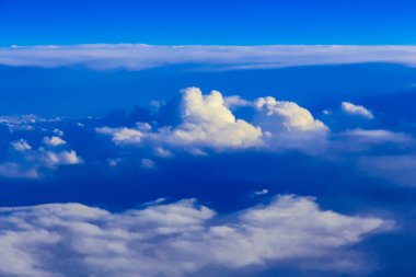 Bulutların üstünde gökyüzü görüntüleyin