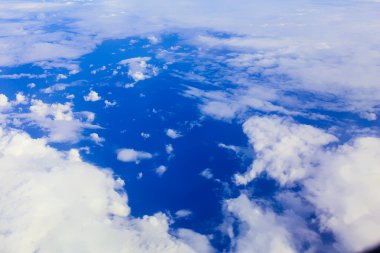 Gökyüzünde bulutlar üzerinde göster