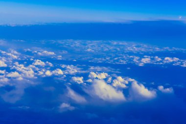 Bulutların üstünde gökyüzü görüntüleyin