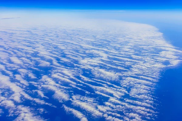 雲の上に空を表示します。 — ストック写真