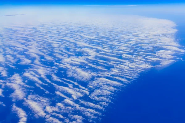 雲の上に空を表示します。 — ストック写真
