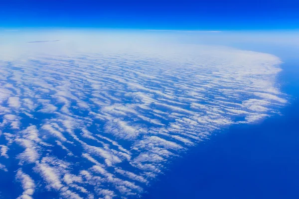 Widok na niebo nad chmury — Zdjęcie stockowe