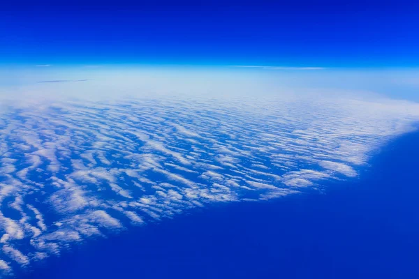 雲の上に空を表示します。 — ストック写真