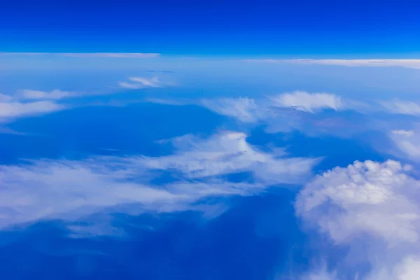 Widok na niebo nad chmury — Zdjęcie stockowe