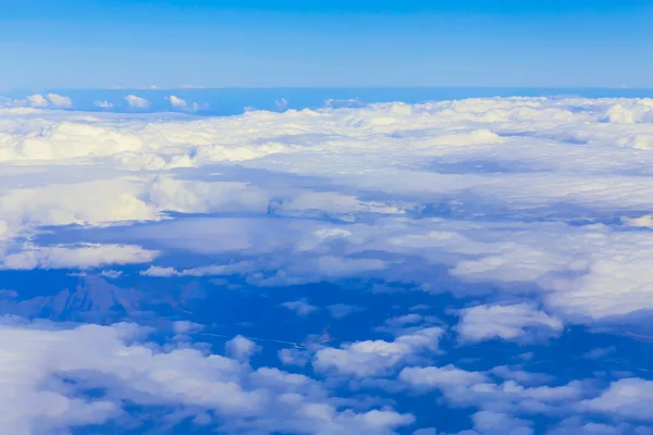 Kijk op de hemel boven de wolken — Stockfoto