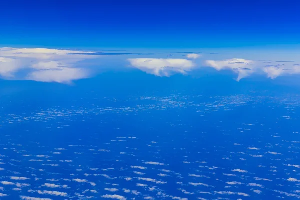 雲の上に空を表示します。 — ストック写真