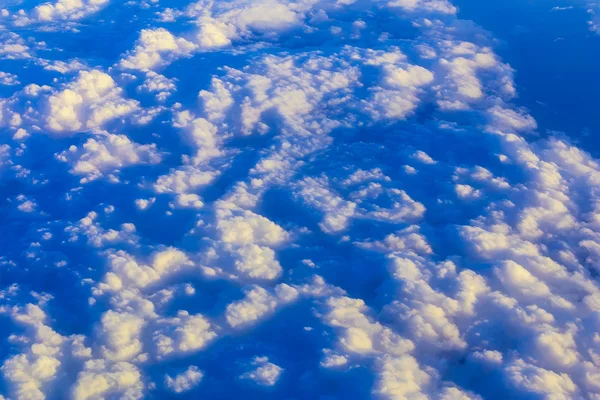 空の雲の上を表示します。 — ストック写真