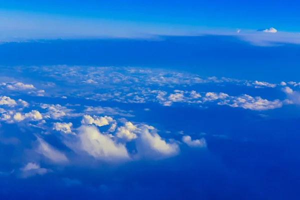 雲の上に空を表示します。 — ストック写真